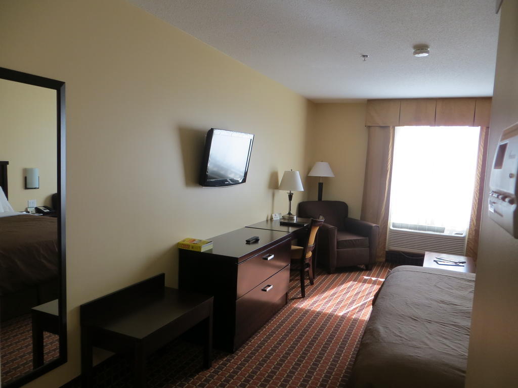 Poplar Tree Inn Stoughton Екстер'єр фото