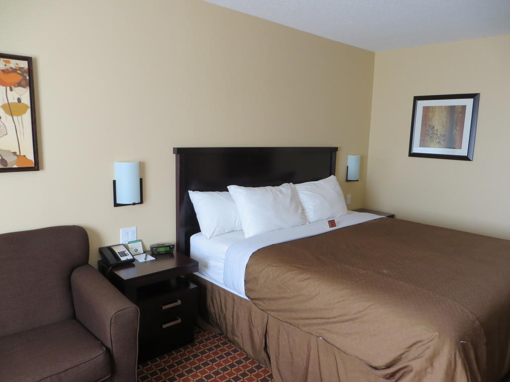 Poplar Tree Inn Stoughton Екстер'єр фото