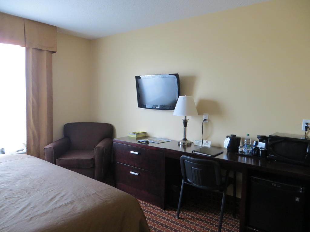 Poplar Tree Inn Stoughton Екстер'єр фото