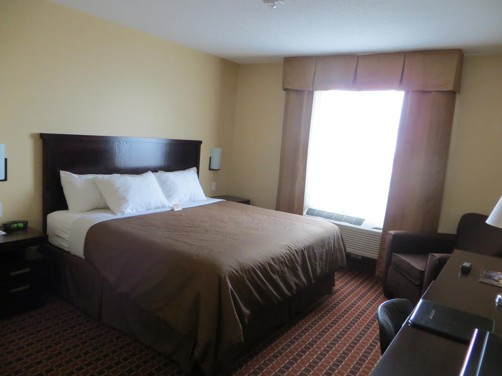 Poplar Tree Inn Stoughton Екстер'єр фото