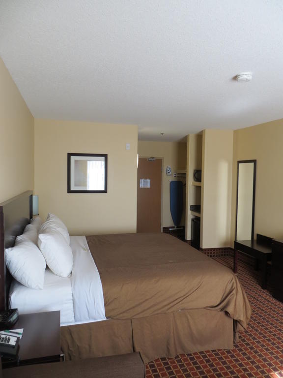 Poplar Tree Inn Stoughton Екстер'єр фото